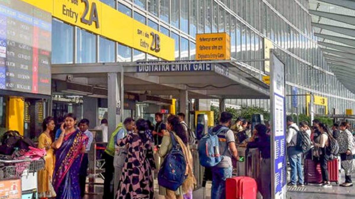 বজ্রপাতের জেরে কলকাতা বিমানবন্দরে আহত ২, জলমগ্ন শহর ঘুরে দেখলেন মন্ত্রী অগ্নিমিত্রা