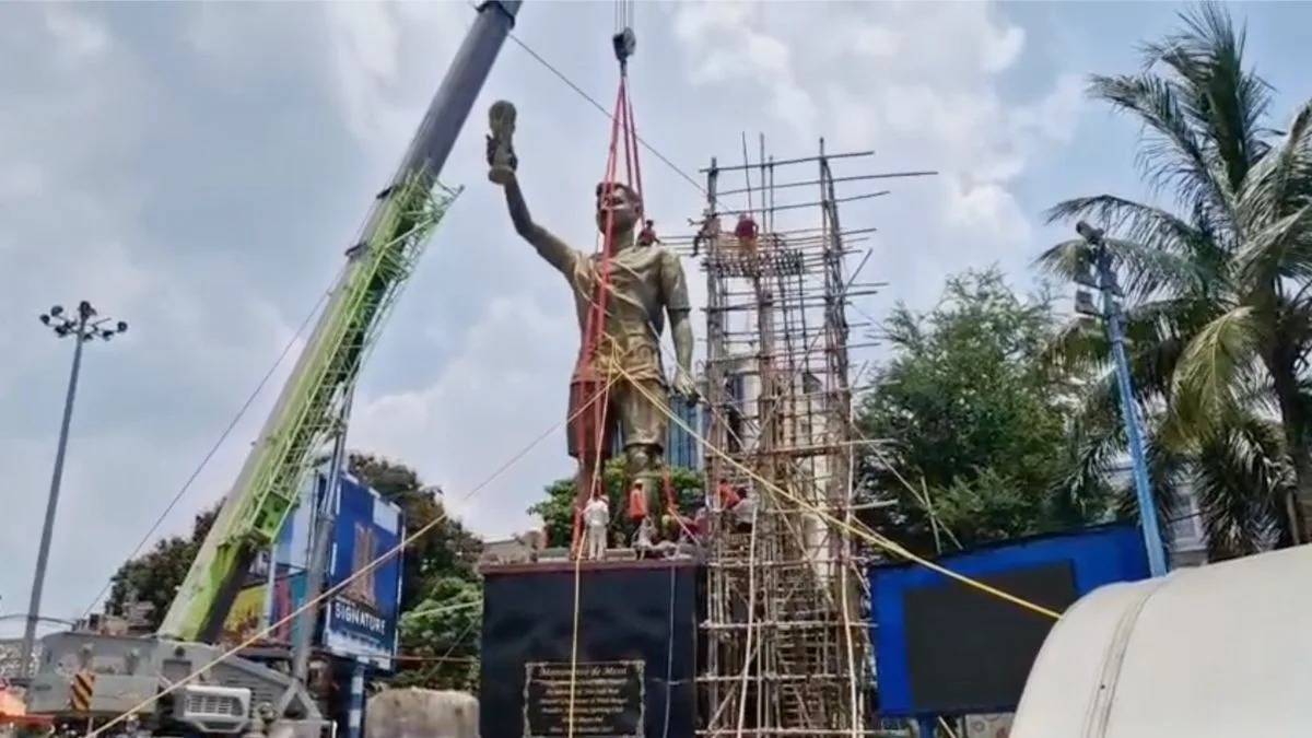 লেকটাউন থেকে সরল মেসির মূর্তি