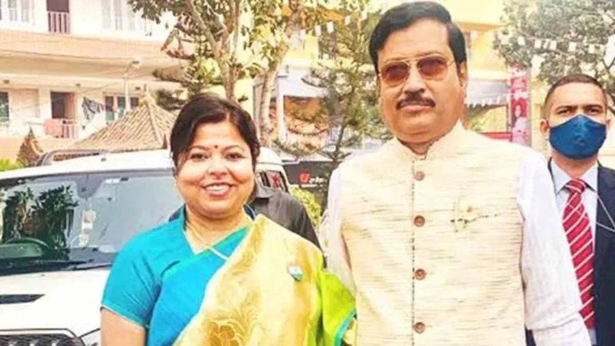 সোনাকাণ্ডে এবার সব্যসাচীর স্ত্রীকে নোটিস পুলিশের