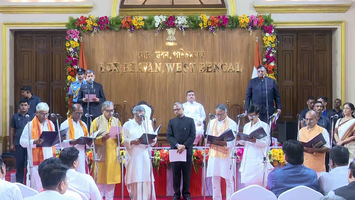 মুখ্যমন্ত্রীর সামনে শপথ নিলেন বাংলার নতুন মন্ত্রীরা