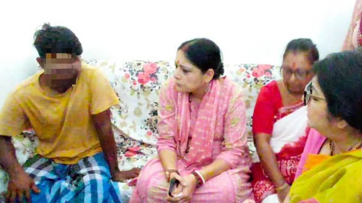 বারুইপুরে নির্যাতিতার পরিবারের সঙ্গে দেখা করে আশ্বাস পুরমন্ত্রী অগ্নিমিত্রা পাল এবং লকেট চট্টোপাধ্যায়ের
