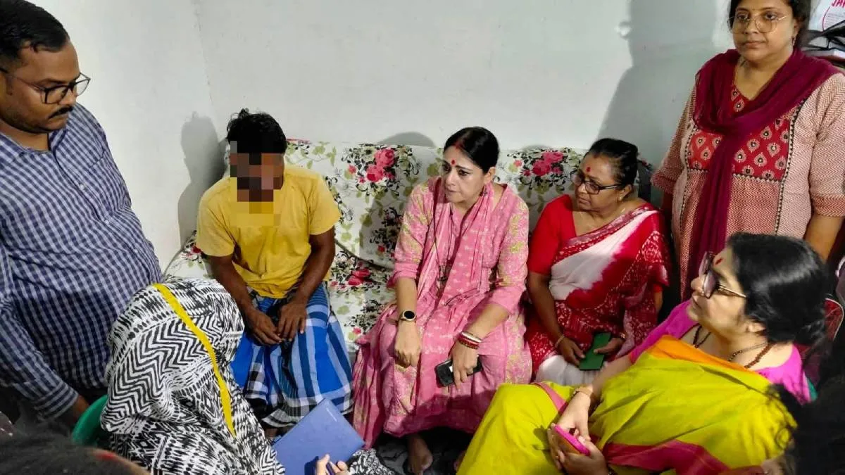 বারুইপুরে নির্যাতিতার পরিবারের সঙ্গে দেখা করে আশ্বাস পুরমন্ত্রী অগ্নিমিত্রা পাল এবং লকেট চট্টোপাধ্যায়ের