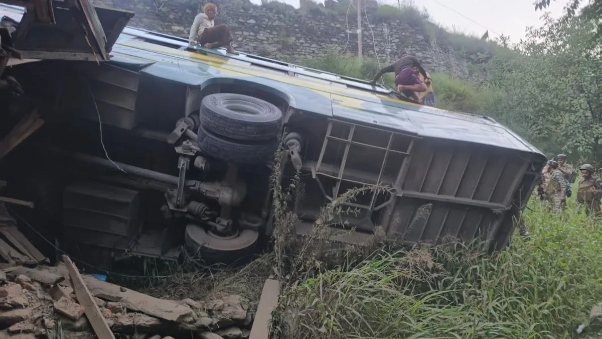 নিয়ন্ত্রণ হারিয়ে খাদে পড়ল অমরনাথের যাত্রীবাহী বাস, আহত ৩০