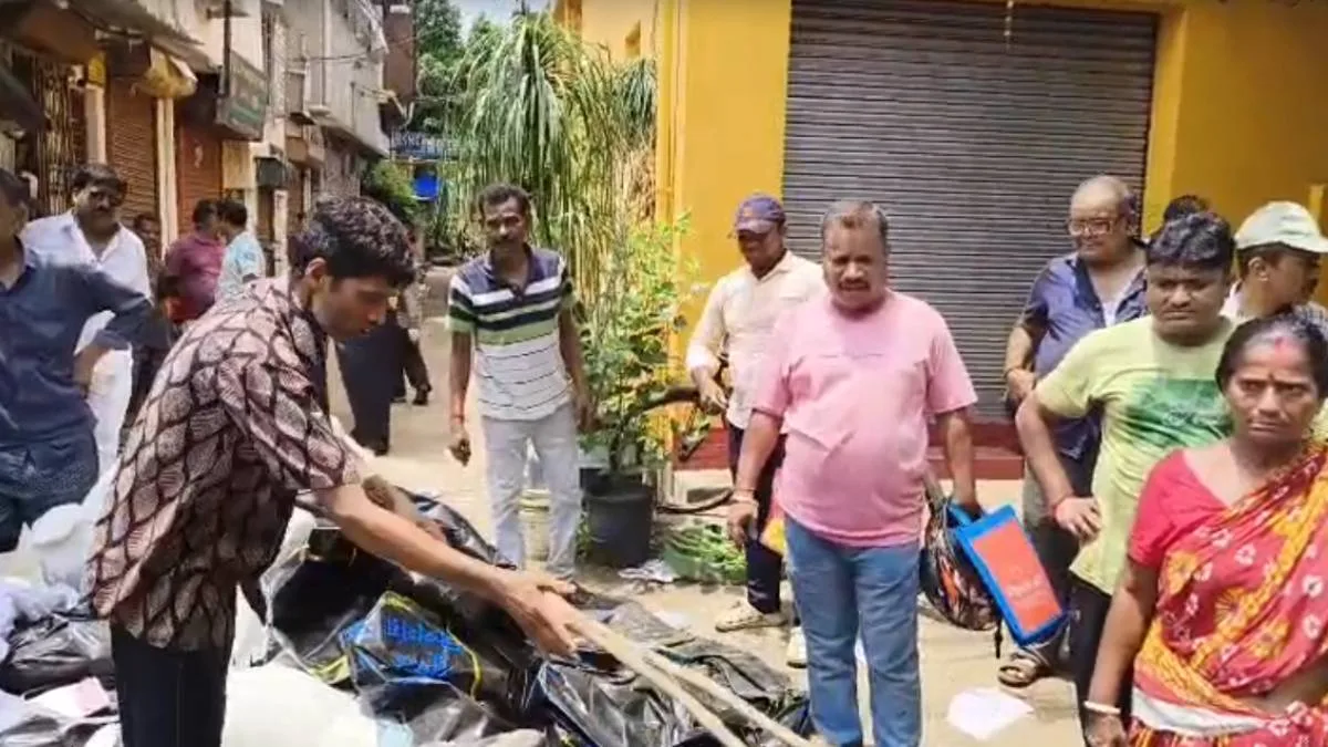 বালিটিকুড়িতে প্রাক্তন বিধায়ক মনোজ তেওয়ারির দপ্তর সংলগ্ন গুদাম থেকে সরকারি ত্রাণ উদ্ধার!