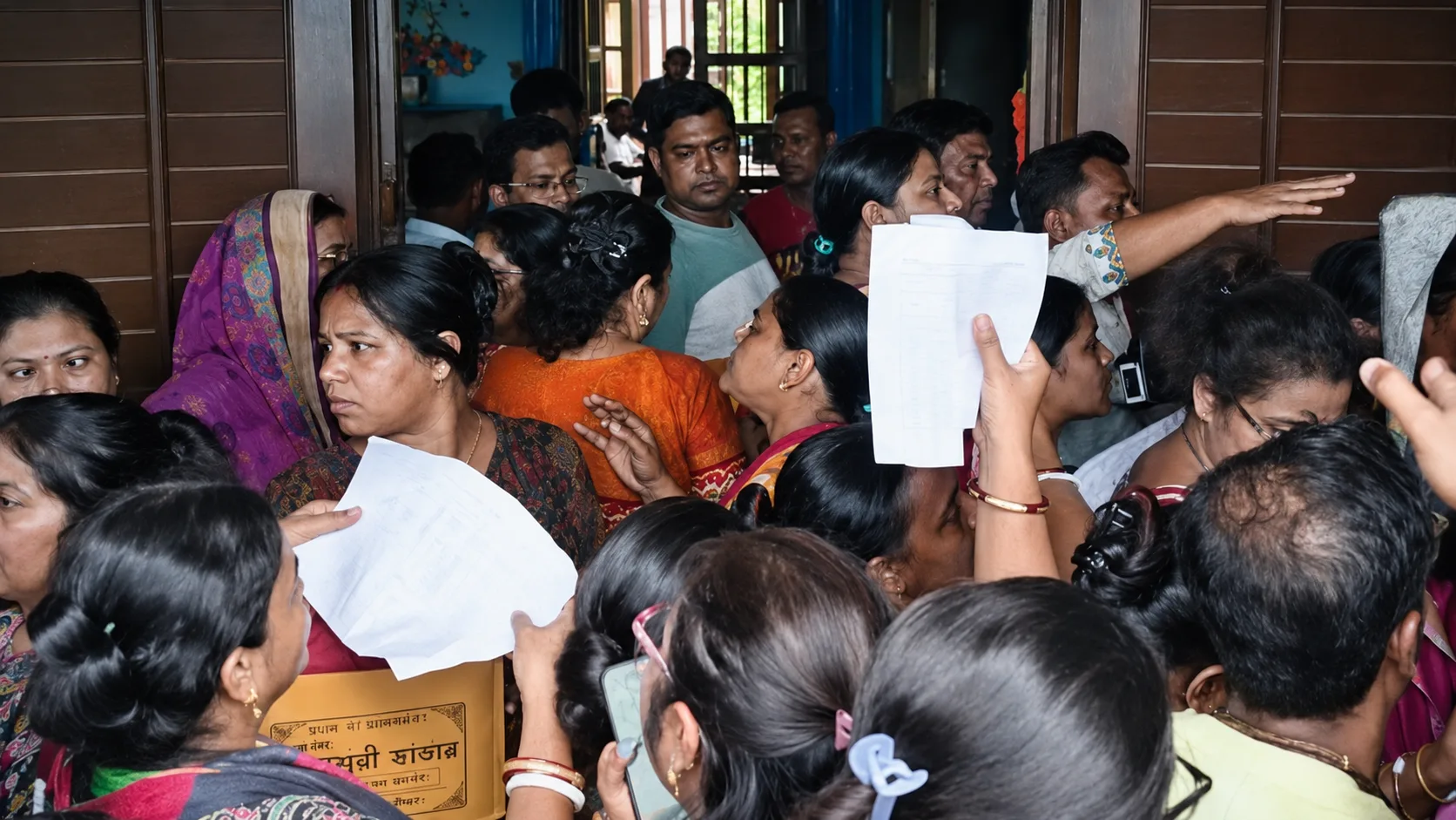 টাকা মেলেনি অন্নপূর্ণা যোজনার, ক্ষোভে নদিয়ায় ডিম-থেরাপি, ফাঁসিদেওয়ায় লাঠিচার্জ