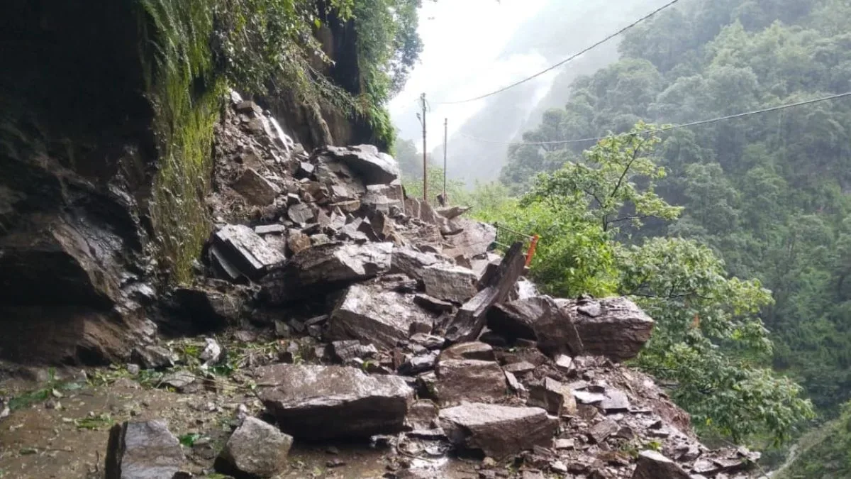 ভারী বৃষ্টি ও ধসের জেরে স্থগিত চারধাম যাত্রা, জারি কমলা সতর্কতা