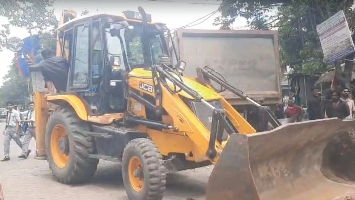 অবৈধ দখল রুখতে হাওড়ায় বুলডোজার অভিযান