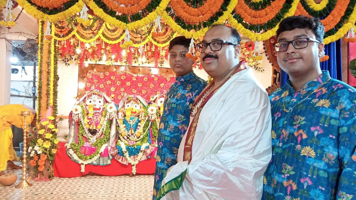 পুরীর আবহ এবার কেষ্টপুরে, রবীন্দ্রপল্লির ‘জগন্নাথ বাড়ি’র রথে ভক্তের ঢল