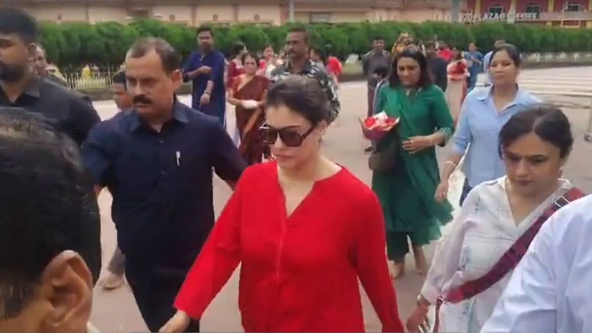 কলকাতায় এসেই দক্ষিণেশ্বর পুজো দিলেন কাজল, কোনও নতুন ছবির প্রস্তুতি?