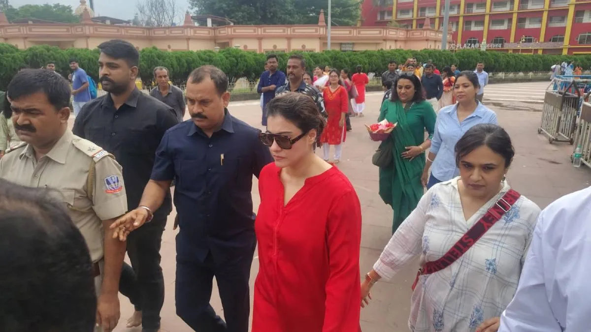 কলকাতায় এসেই দক্ষিণেশ্বর পুজো দিলেন কাজল, কোনও নতুন ছবির প্রস্তুতি?