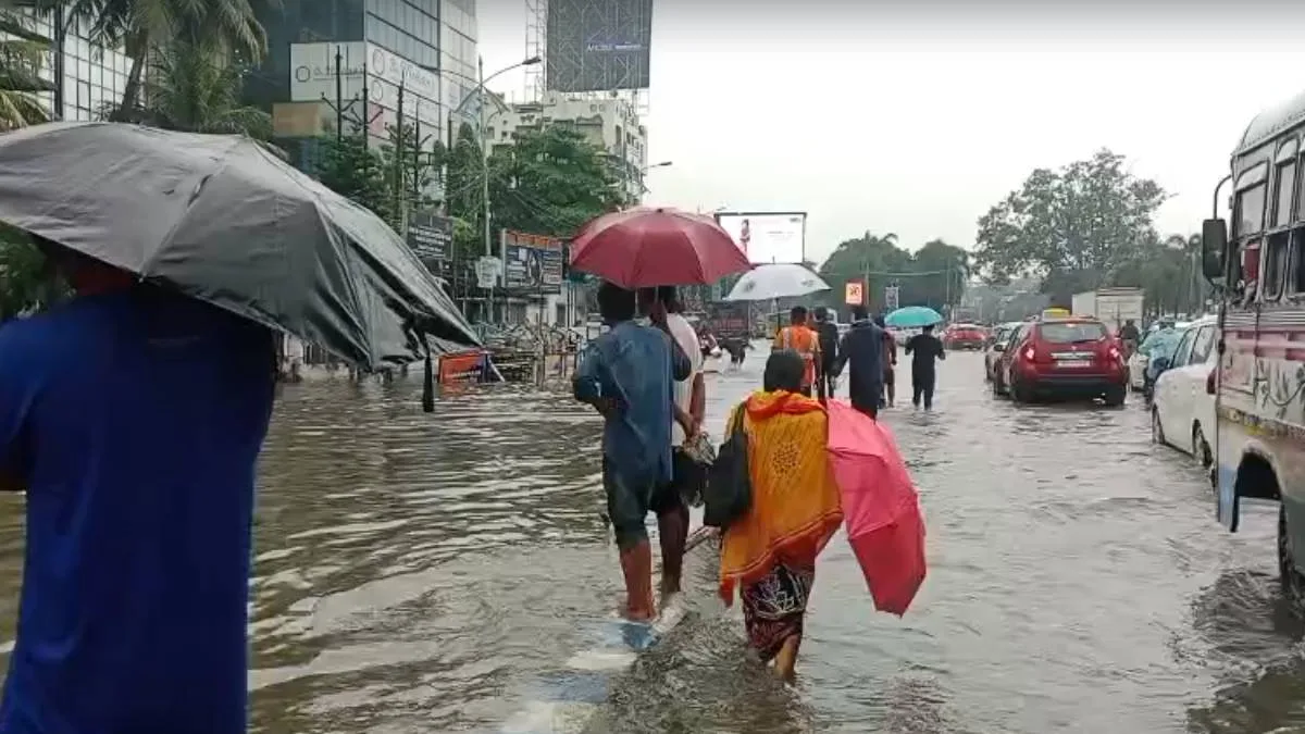 টানা বৃষ্টিতে জলমগ্ন হলদিরাম সংলগ্ন এলাকা, চরম ভোগান্তিতে নিত্যযাত্রীরা