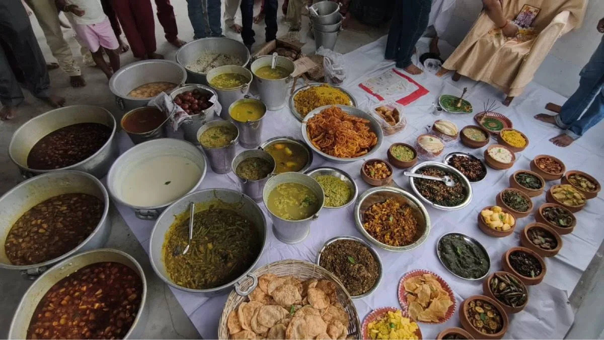 মিড ডে মিলেই ৫৬ ভোগ! পুষ্পান্ন, ফ্রাইড রাইস, বিভিন্ন ভাজা, মিষ্টি থরে থরে সাজানো বিদ্যালয়ে!
