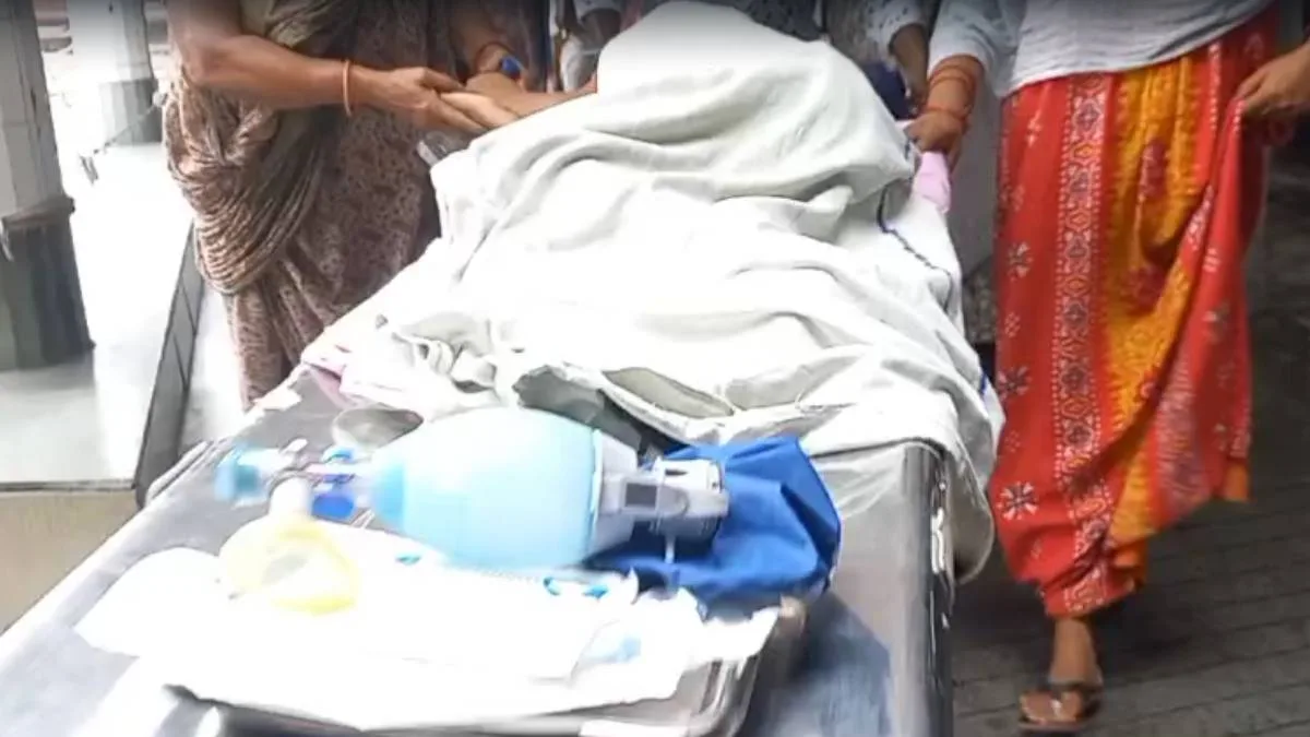 মুর্শিদাবাদে ট্রেনের ধাক্কায় দুই পড়ুয়া-সহ তিন জনের মৃত্যু, খোলা ছিল রেলগেট