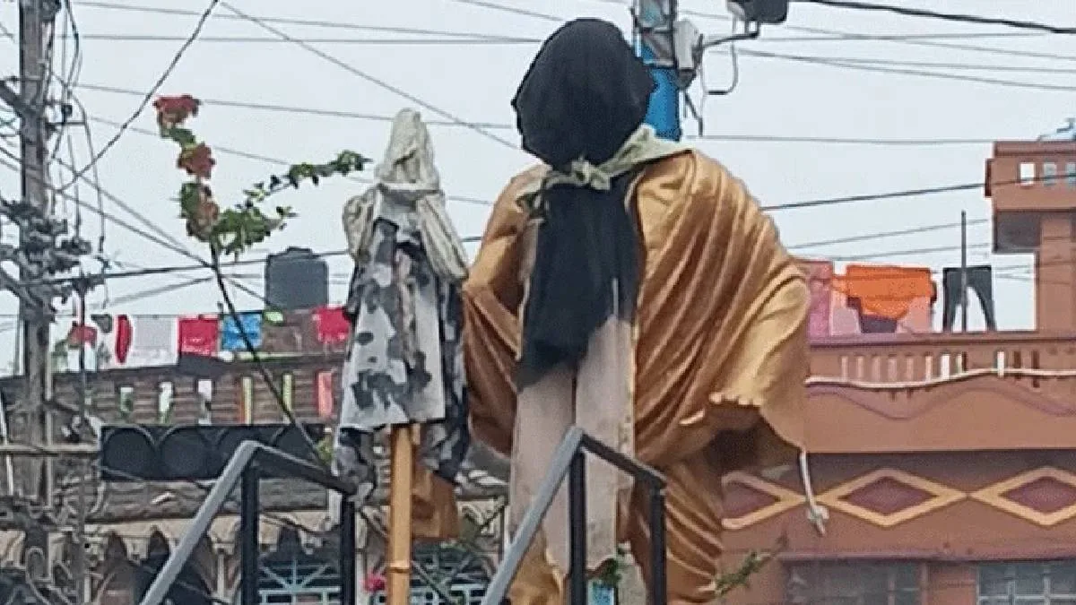 জাতির জনকের মূর্তি কালো কাপড়ে ঢাকা, কাটোয়ায় ব্যাপক আলোড়ন