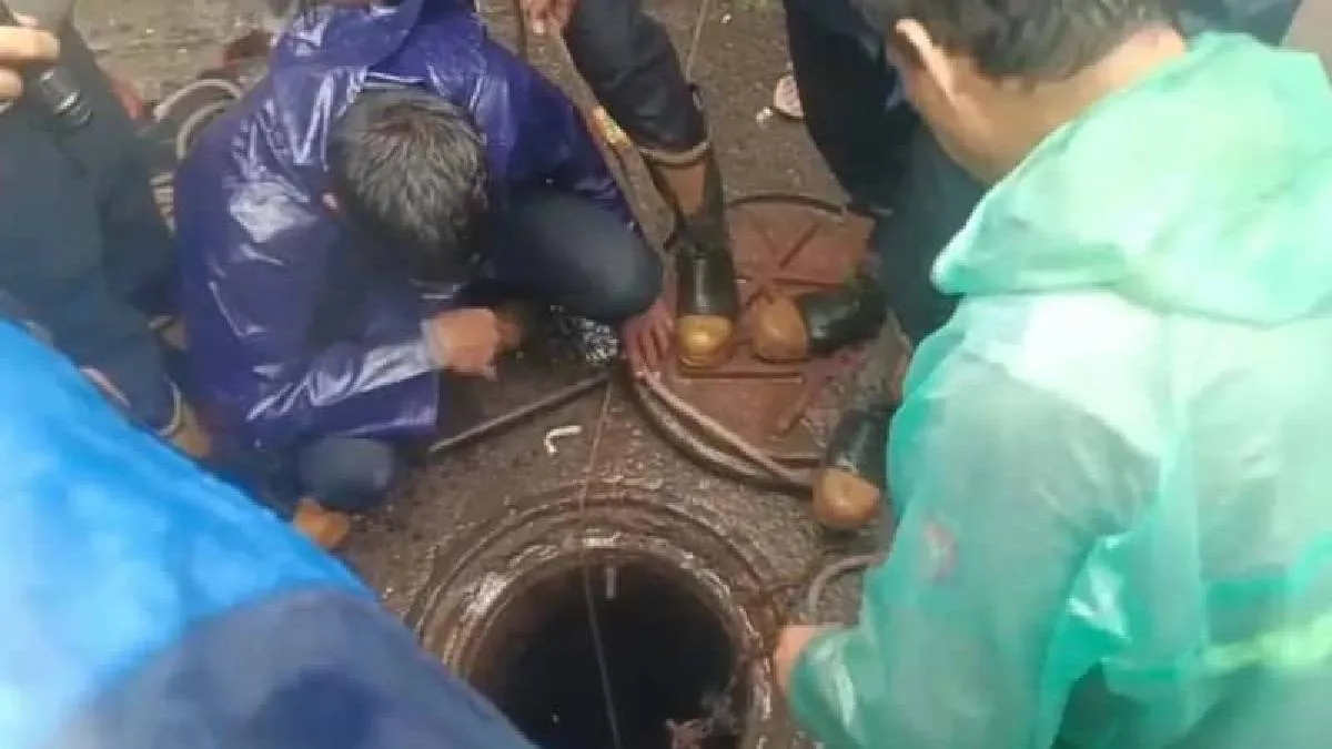 প্রবল বর্ষণে বিপর্যস্ত মুম্বাই, খোলা ম্যানহোলে পড়ে মৃত্যু, জারি লাল সতর্কতা