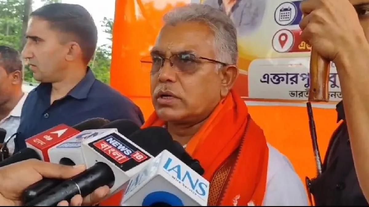 পালিয়ে বেড়ানো পঞ্চায়েত প্রধানদের ইট মারার হুঁশিয়ারি পঞ্চায়েতমন্ত্রী দিলীপ ঘোষের