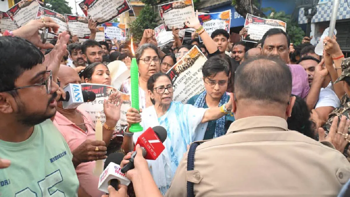 বারুইপুরের ঘটনার প্রতিবাদে রাজপথে মমতা, ব্যারিকেড রুখতে পারল না মোমবাতি মিছিল