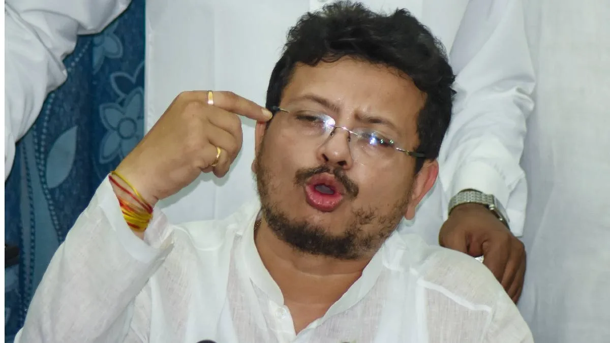 আসানসোল পুরসভার মেয়র হাজির ঋতব্রতর অফিসে,  ৬ জন কাউন্সিলরের ইস্তফা