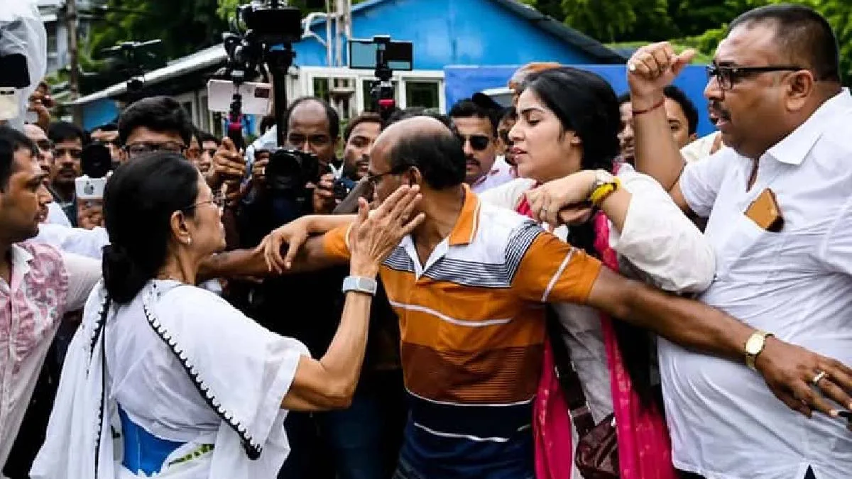 বালিগঞ্জে তৃণমূলের মিছিলে উত্তেজনা, বিশৃঙ্খলার মাঝে মেজাজ হারিয়ে এক ব্যক্তিকে চড় মারলেন মমতা