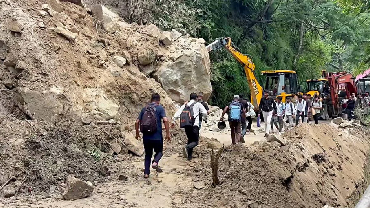 প্রবল বর্ষণে ভয়াবহ ভূমিধস, বিপর্যস্ত ১০ নম্বর জাতীয় সড়ক, আটকে পর্যটকরা