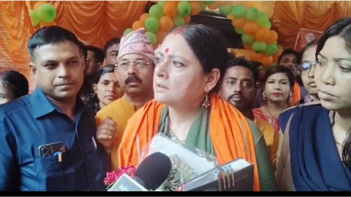 হকারদের দৌরাত্ম্যে ক্ষুব্ধ পুরমন্ত্রী অগ্নিমিত্রা, পুলিশকে দিলেন কড়া নির্দেশ