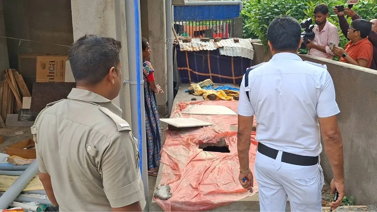 নিউটাউনে নির্মীয়মাণ ফ্ল্যাটের খোলা জলাধারের গর্তে পড়ে তিন বছরের শিশুর মৃত্যু