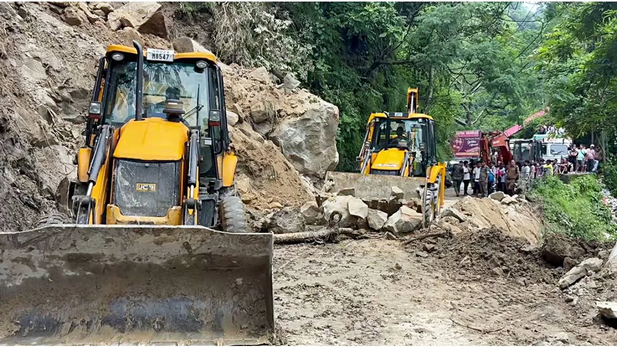 নাগাড়ে একঘণ্টা বৃষ্টি, বিপর্যস্ত শিলিগুড়ি থেকে দার্জিলিং, ধস ১০ নম্বর জাতীয় সড়কে