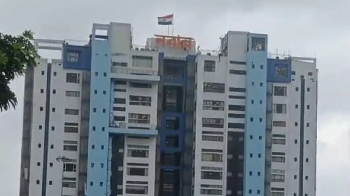 নতুন সরকারের তিন মাস পর বড় পরিবর্তন, নীলের বদলে গেরুয়ায় লেখা ‘নবান্ন’