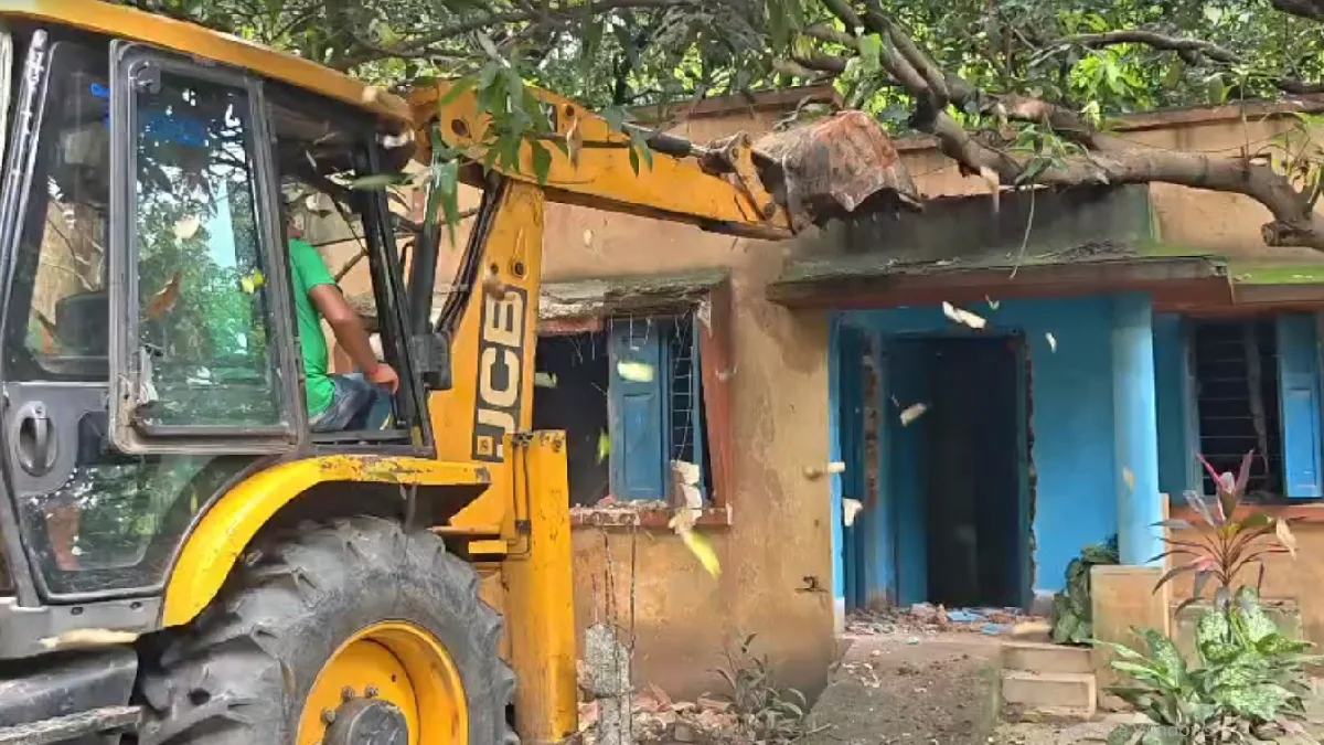 মাইথনে দখলদার উচ্ছেদ, বুলডোজারে গুঁড়িয়ে গেল শতাধিক আবাসন