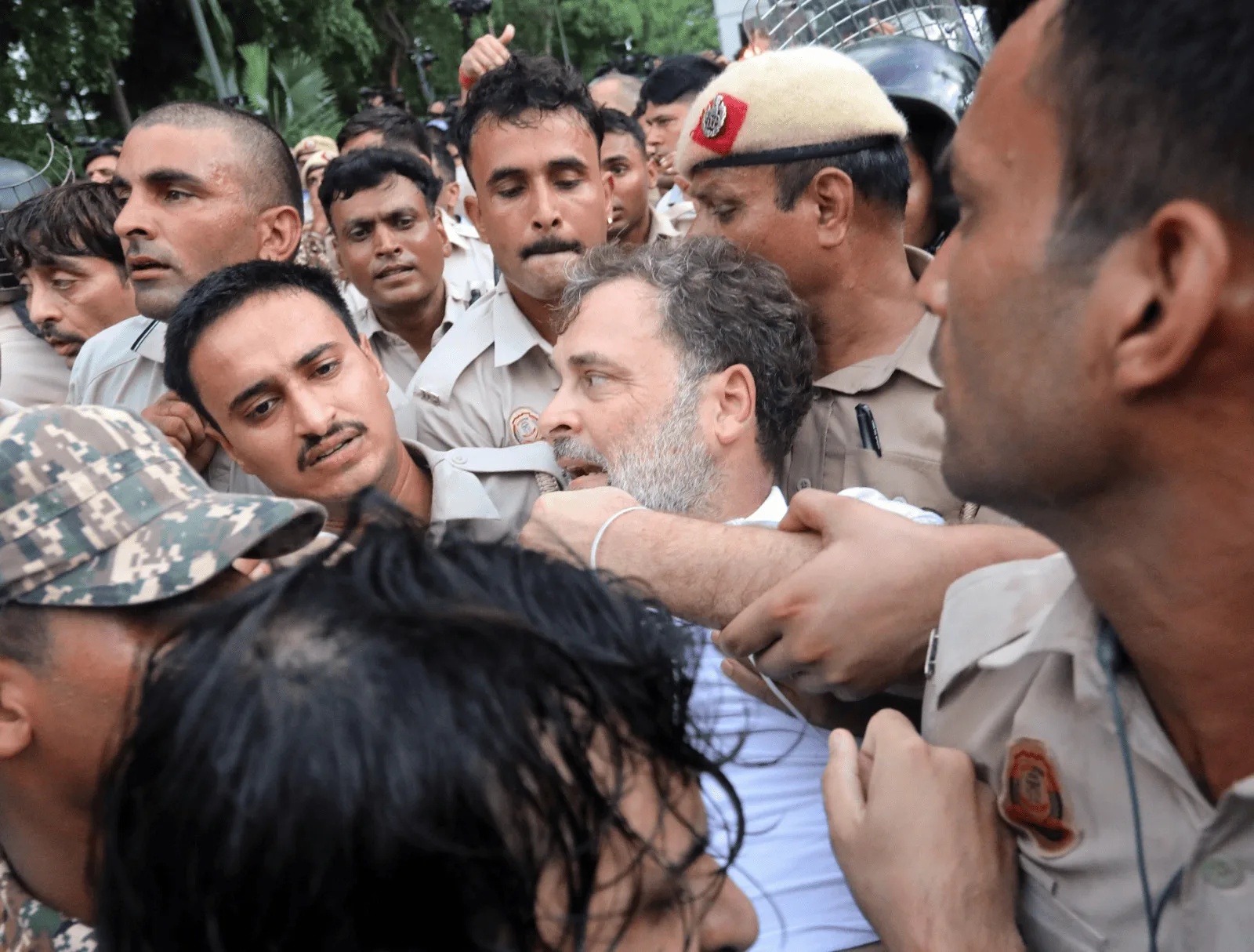 ইস্তফা চেয়ে প্রধানমন্ত্রী আবাসের সামনে ধর্নায় রাহুল, রণক্ষেত্র রাজধানীর রাজপথ