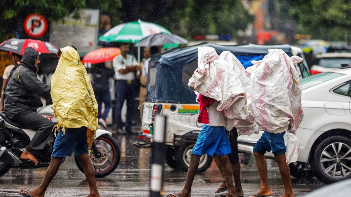 ঘূর্ণাবর্তের জেরে দক্ষিণে ভারী বৃষ্টির পূর্বাভাস, কলকাতায় মঙ্গলবার পর্যন্ত বিক্ষিপ্ত বৃষ্টির সম্ভাবনা