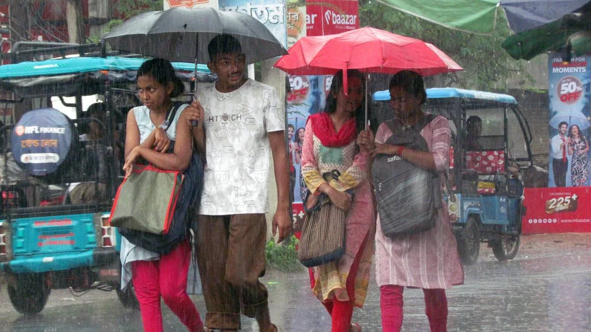 দক্ষিণবঙ্গে বিক্ষিপ্ত বৃষ্টি, মঙ্গলবার থেকে বাড়বে বৃষ্টি, উত্তরবঙ্গে লাল সতর্কতা