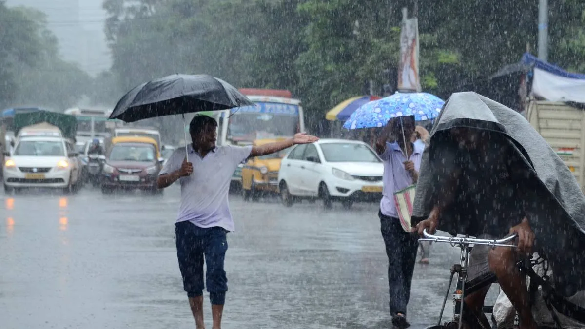 কলকাতায় টানা বৃষ্টি, দক্ষিণের ছয় জেলা ভারী বৃষ্টির সতর্কতা
