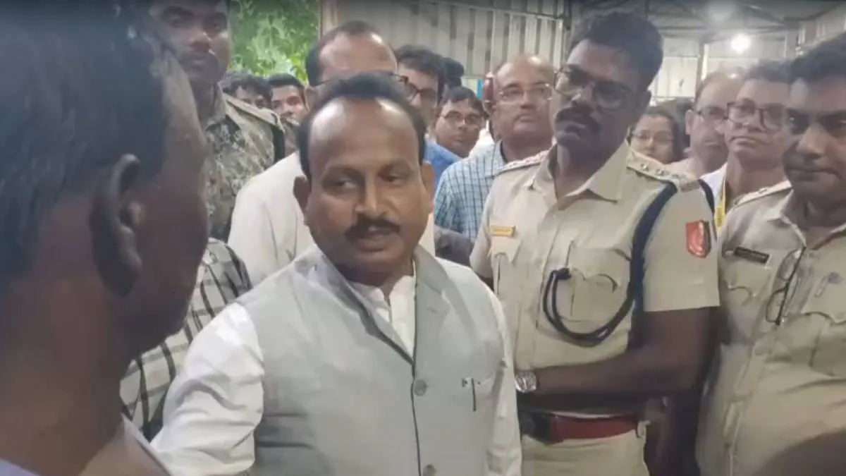 মুখ্যমন্ত্রীর নির্দেশে কাকদ্বীপে মৎস্যমন্ত্রী রাজেশ মাহাতো