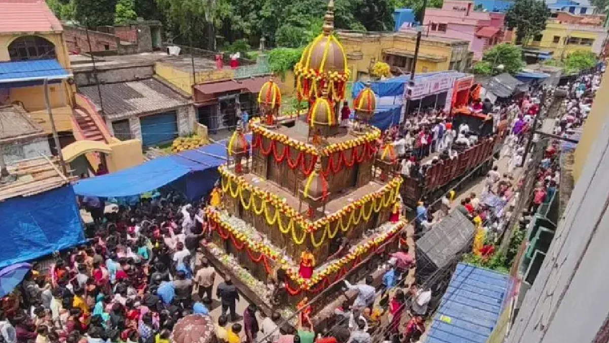 রাণীগঞ্জের ঐতিহ্যবাহী প্রাচীন পিতলের রথের দড়িতে টান রাজ্যের দুই মন্ত্রী ও বিধায়কদের
