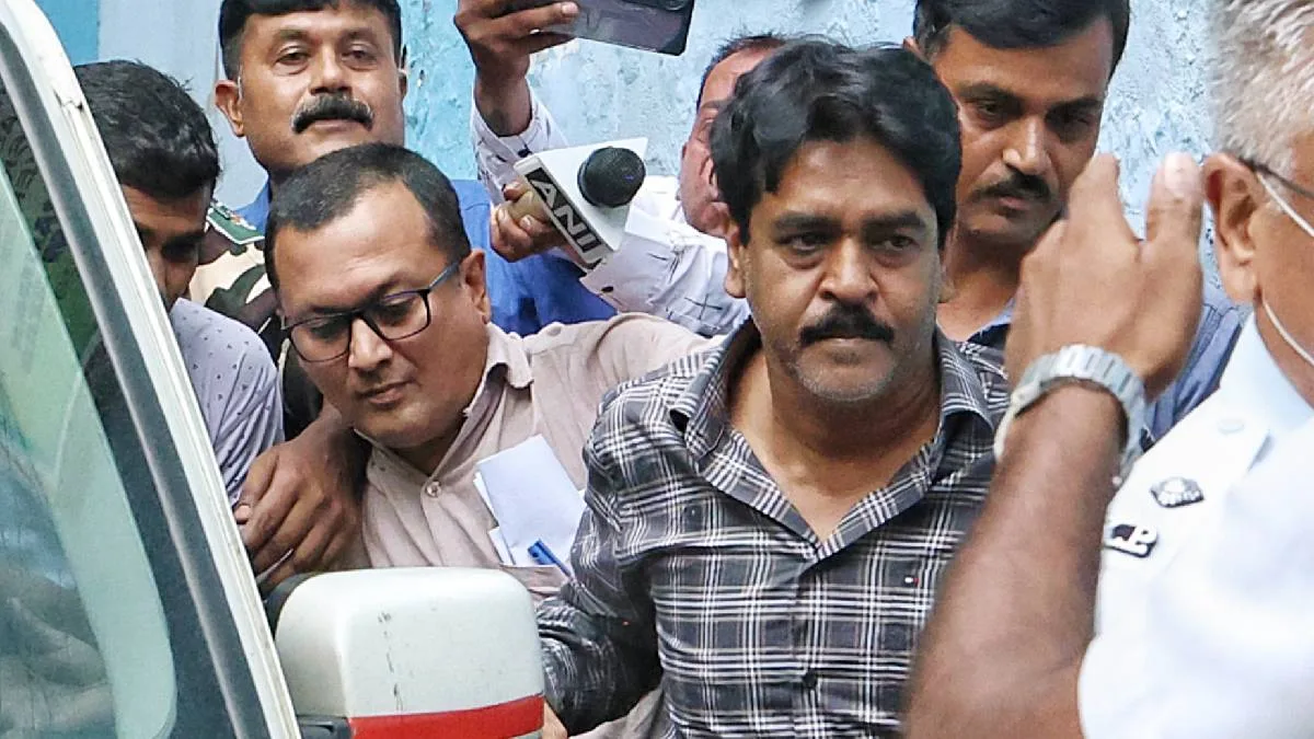 গ্রেপ্তারের পর রাস্তায় হাঁটিয়েছিল পুলিশ হাইকোর্টের দ্বারস্থ শওকত মোল্লা