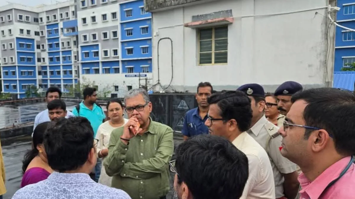আচমকা বারাসত মেডিক্যালে স্বাস্থ্যমন্ত্রীর হানা, বেহাল পরিষেবা দেখে ওয়ার্ড মাস্টার-সহ একাধিককে শোকজ