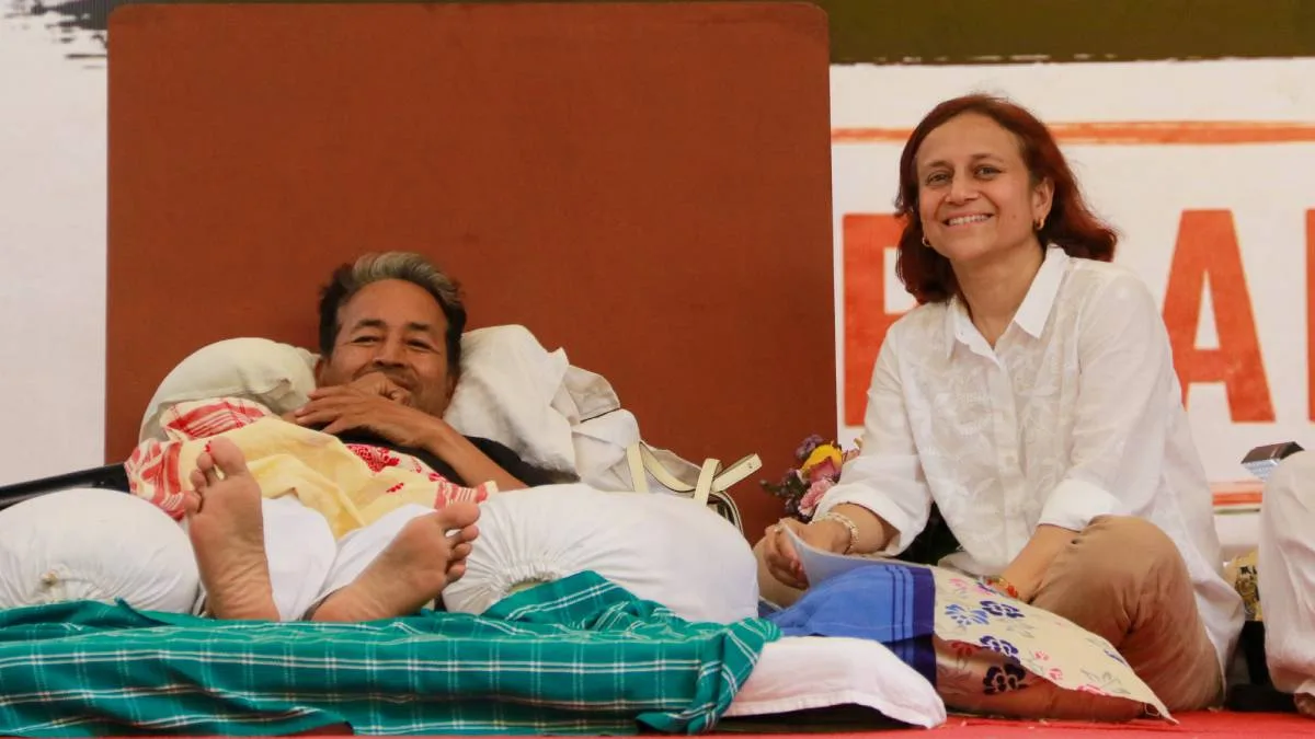 হাসপাতালে ভর্তি হলেও অনশন চালিয়ে যাচ্ছেন সোনম, হাইকোর্টের নির্দেশ নিয়ে প্রশ্ন তুললেন স্ত্রী