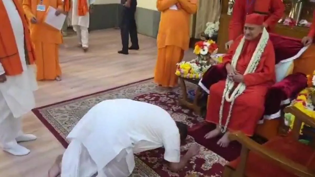 বেলুড়ে প্রেসিডেন্ট মহারাজের পা ছুঁয়ে প্রণাম করলেন মুখ্যমন্ত্রী শুভেন্দু অধিকারী
