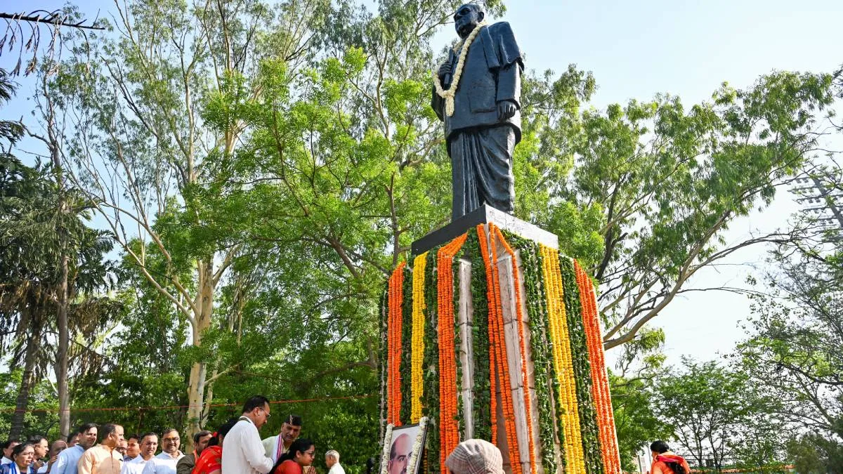 জন্মজয়ন্তী উপলক্ষে চাহিদা বেড়েছে শ্যামাপ্রসাদের মূর্তির, ব্যস্ততার মধ্যে আশার আলোয় কালনার দারুশিল্পী