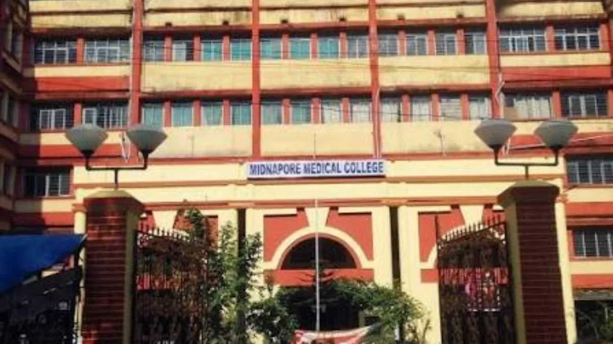 হাসপাতালের পরিত্যক্ত ভবনে ওষুধ-স্যালাইনের স্টোর, মেদিনীপুর মেডিক্যালে শোকজ ৫