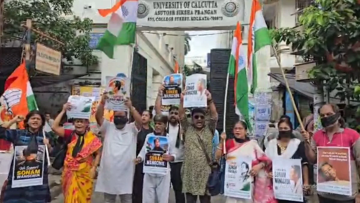 প্রশ্নপত্র ফাঁসের প্রতিবাদে কলকাতায় INTUC সেবাদলের ‘নির্বাক ধিক্কার মিছিল’