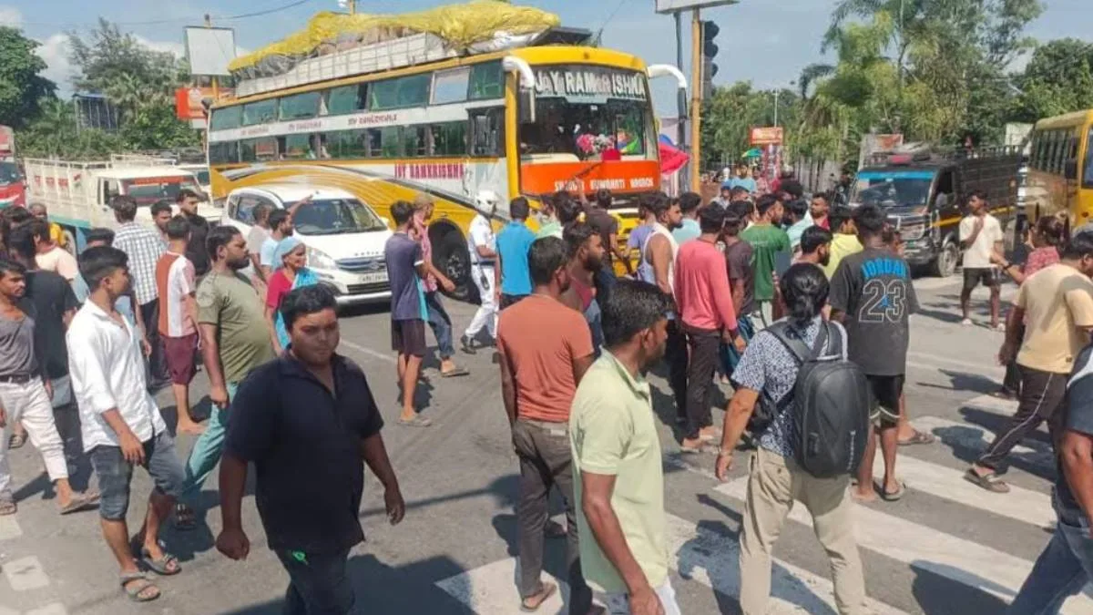 উত্তরকন্যার সামনে লরির ধাক্কায় গুরুতর জখম বাইক আরোহী ও চালক