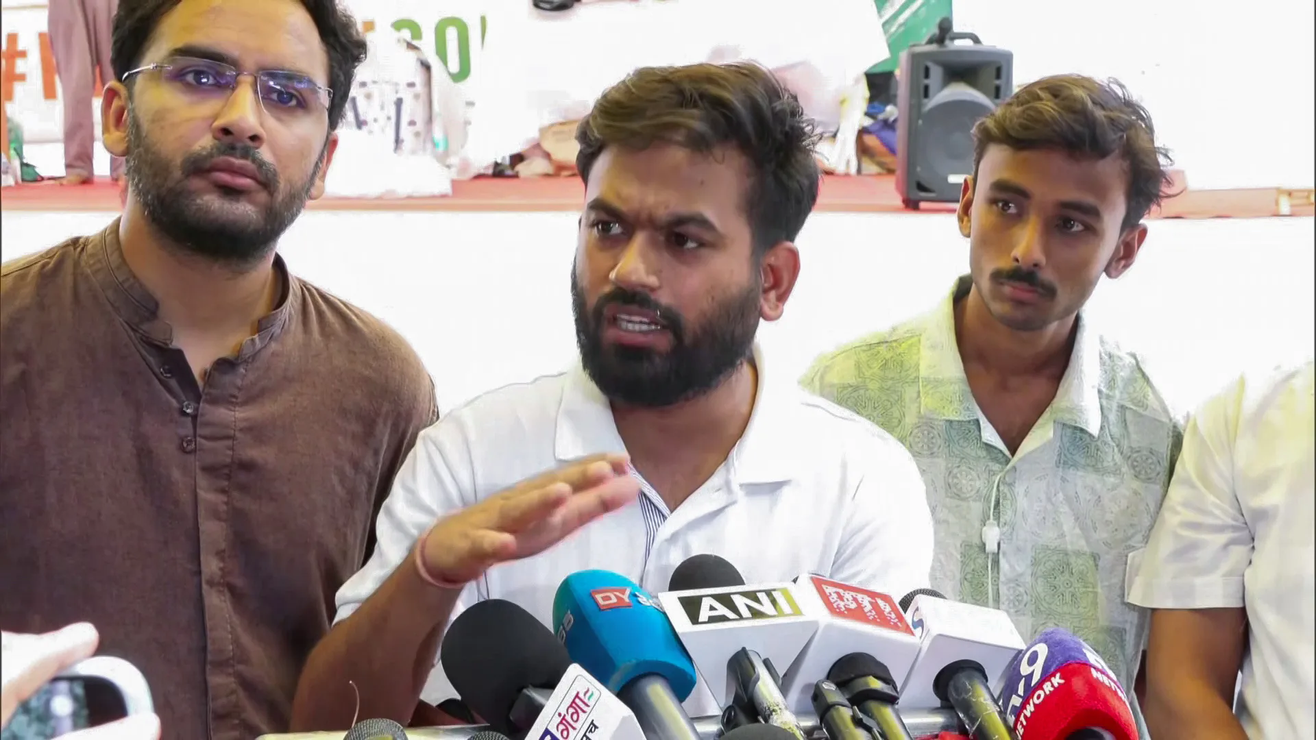 ককরোচ কর্মীর বাবাকে পিটিয়ে খুনের অভিযোগ, বঙ্গে আসছে দিপকের দল