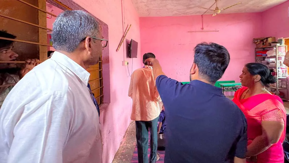 স্কুল পরিদর্শনে ককরোচ নেতারা, রাজস্থানে হামলার অভিযোগ, মহারাষ্ট্রে ‘ভাড়া করা পড়ুয়া’ ঘিরে বিতর্ক
