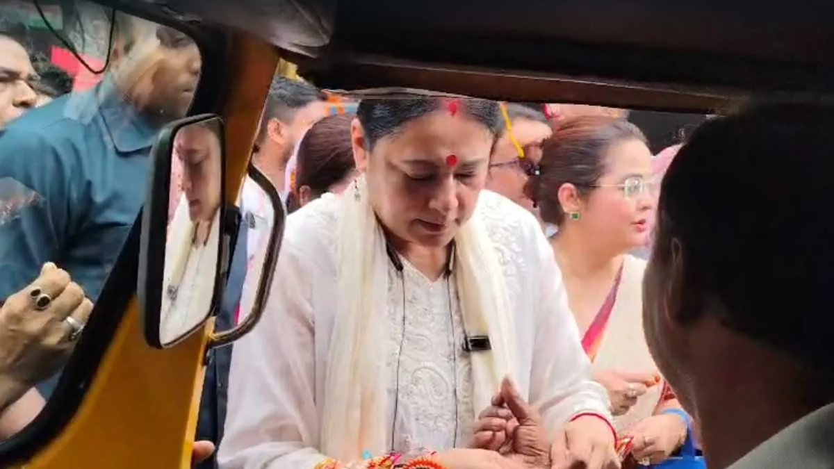 পথচারী থেকে ফুটপাথবাসী শিশুদের রাখি বাঁধলেন, মিষ্টি খাওয়ালেন মন্ত্রী অগ্নিমিত্রা পাল
