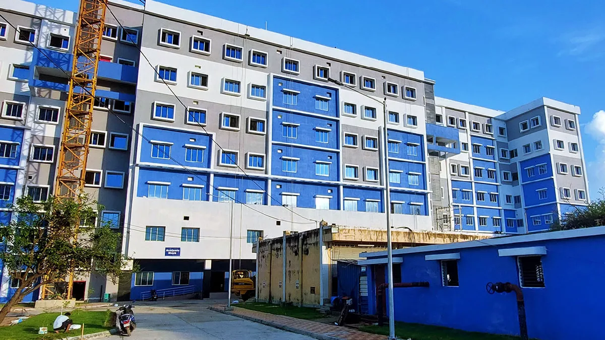কালো ধোঁয়ায় ঢাকল বারাসত মেডিক্যালের লেডিস হোস্টেল, আগুন আতঙ্কে অল্পের জন্য প্রাণরক্ষা