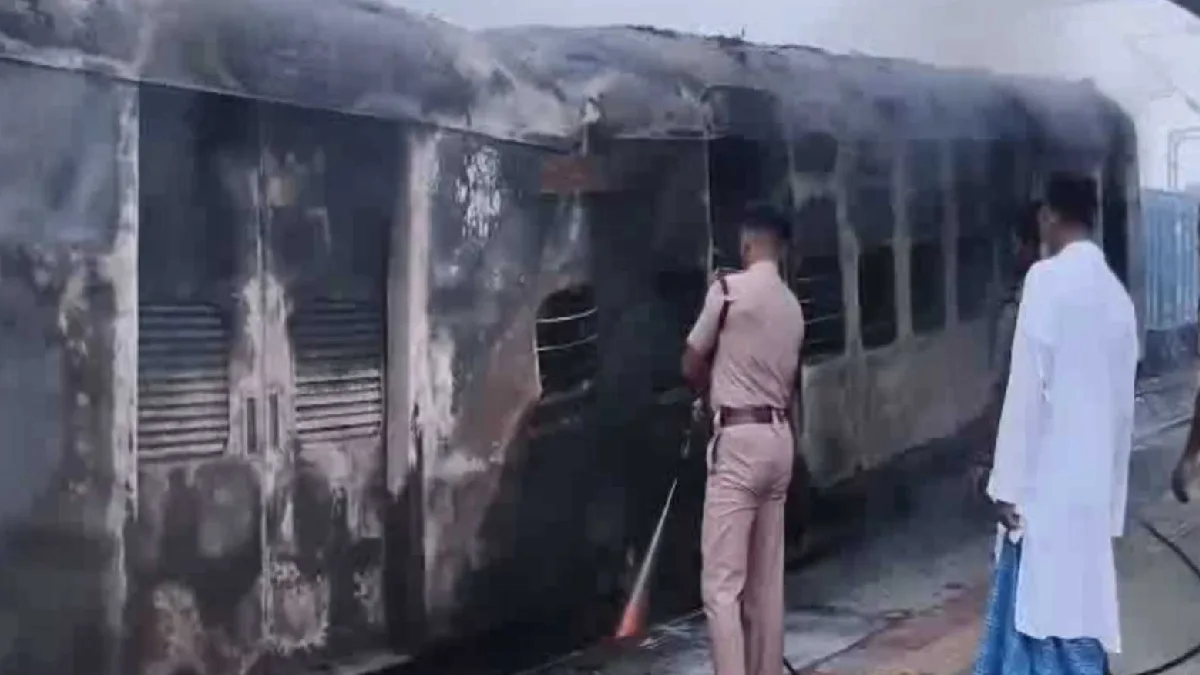 হঠাৎই ট্রেনের ইঞ্জিনে অগ্নিকাণ্ড, পুড়ে ছাই একের পর এক বগি, প্রাণরক্ষা যাত্রীদের  