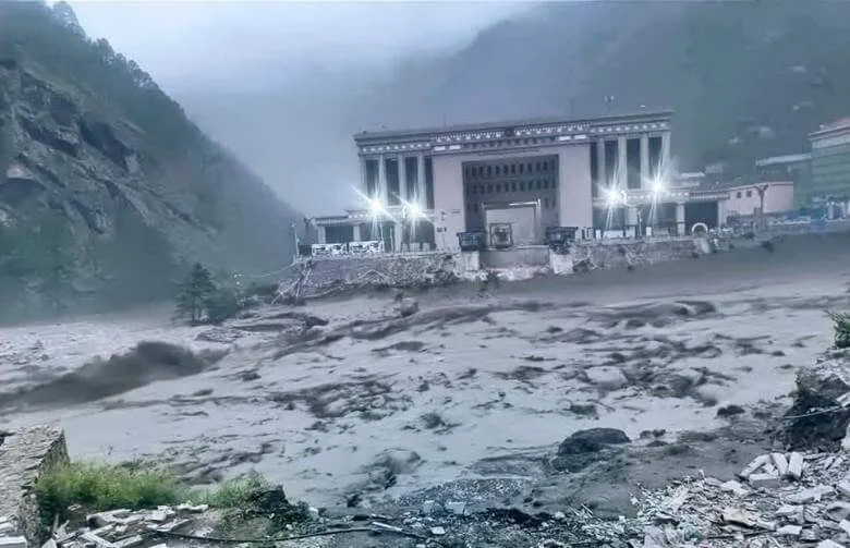 জলের তোড়ে ভেসে গেল বন্ধুত্বের সাঁকো, সময় থাকতেও কি চিন সতর্ক করল না নেপালকে? জমাট রহস্য