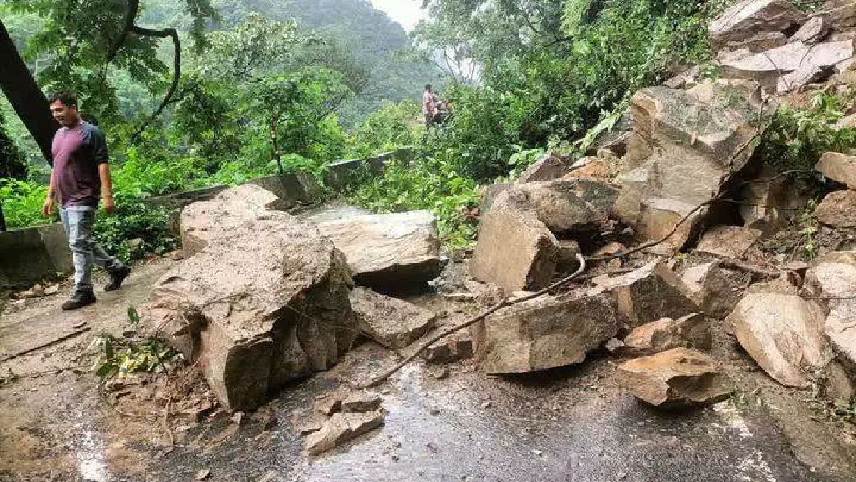 সেবকে ভয়াবহ ধসে বন্ধ ৩১ নম্বর জাতীয় সড়ক, দুর্ভোগে ডুয়ার্স-লাভাগামী পর্যটকরা
